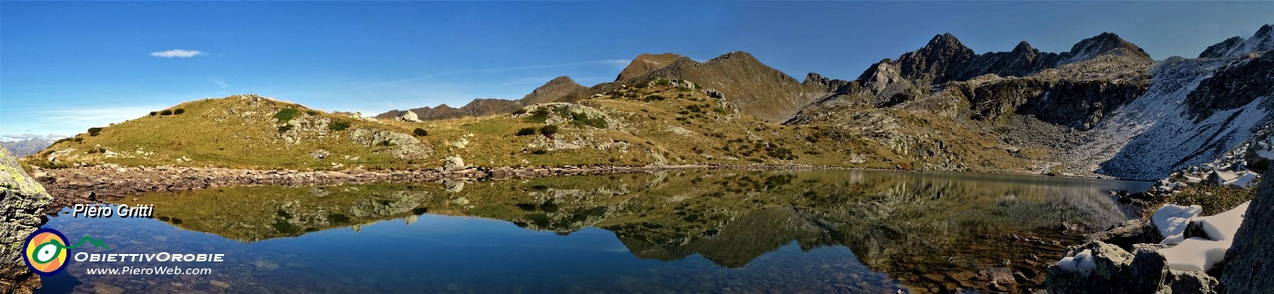39 Nel Lago di Sopra si specchiano Cima Cadelle e Cima Vallocci con anticime.jpg